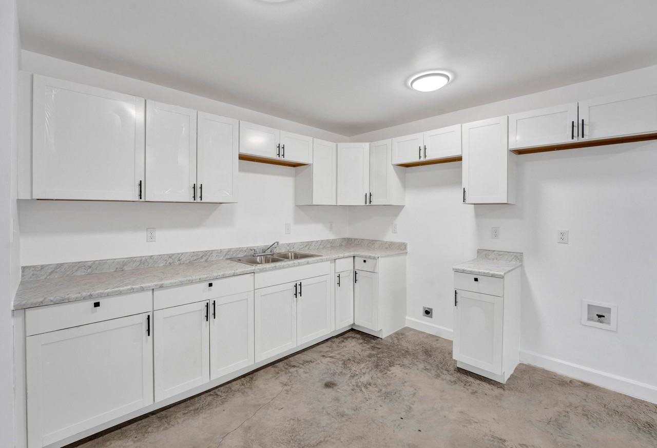 927 Seattle St - Photo 3 of 11