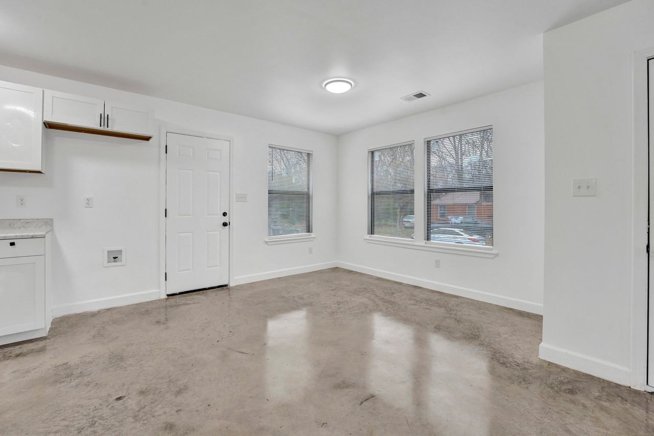 927 Seattle St - Photo 4 of 11