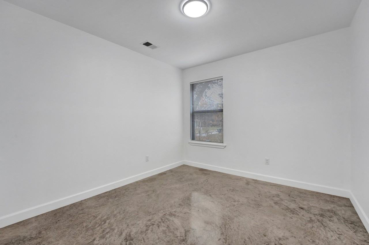 927 Seattle St - Photo 5 of 11