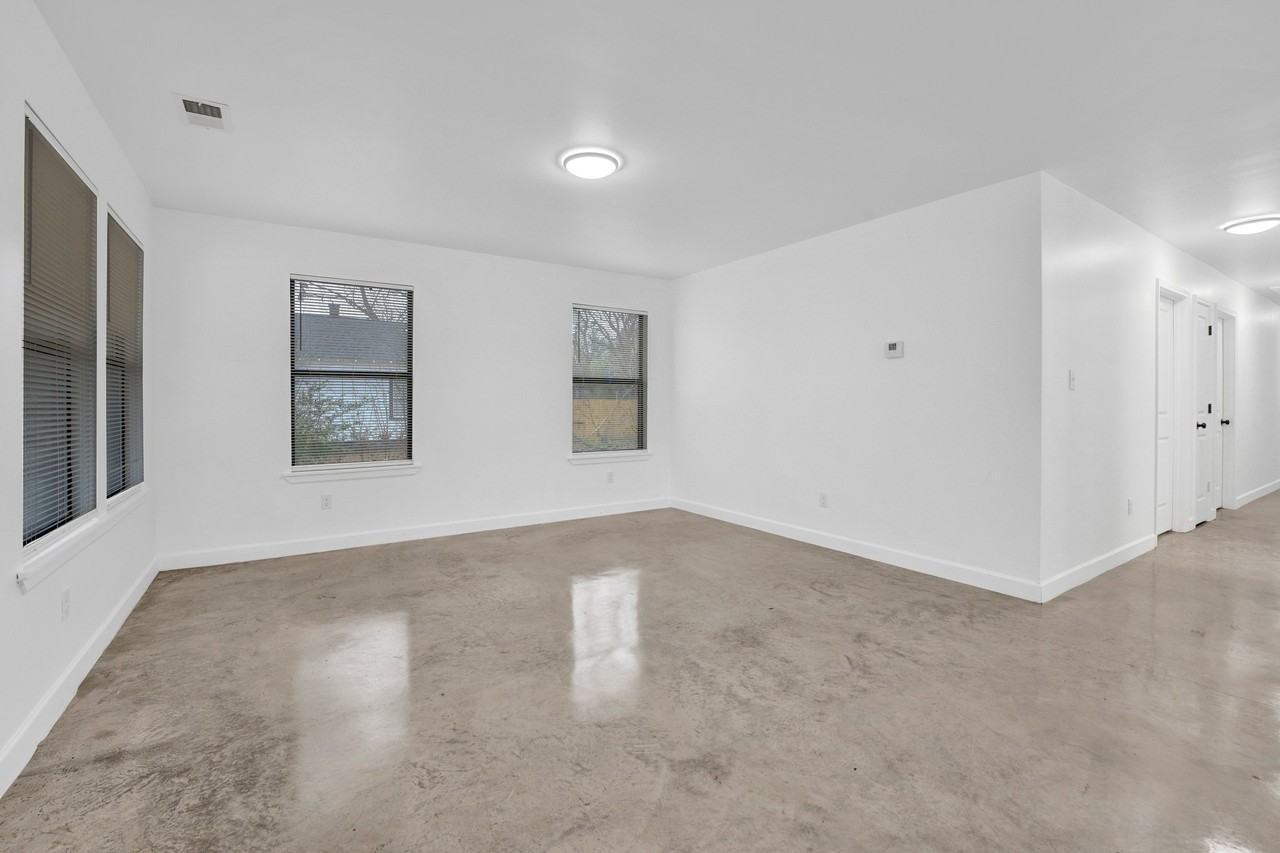 927 Seattle St - Photo 6 of 11