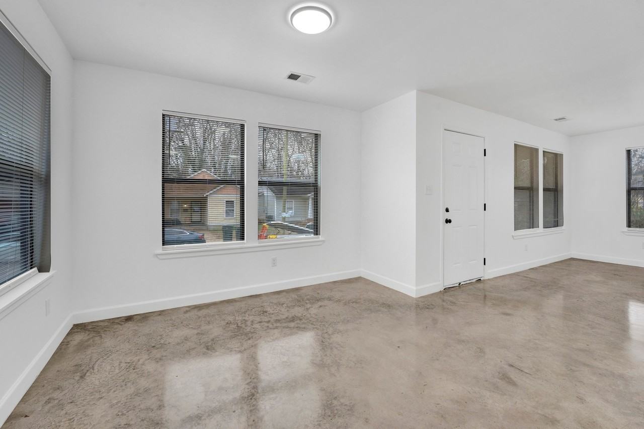 927 Seattle St - Photo 7 of 11