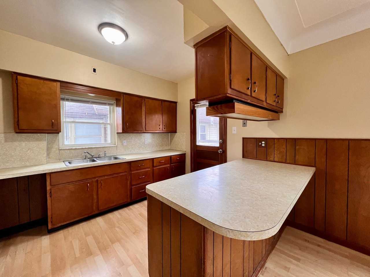 1233 Halstead St - Photo 5 of 12