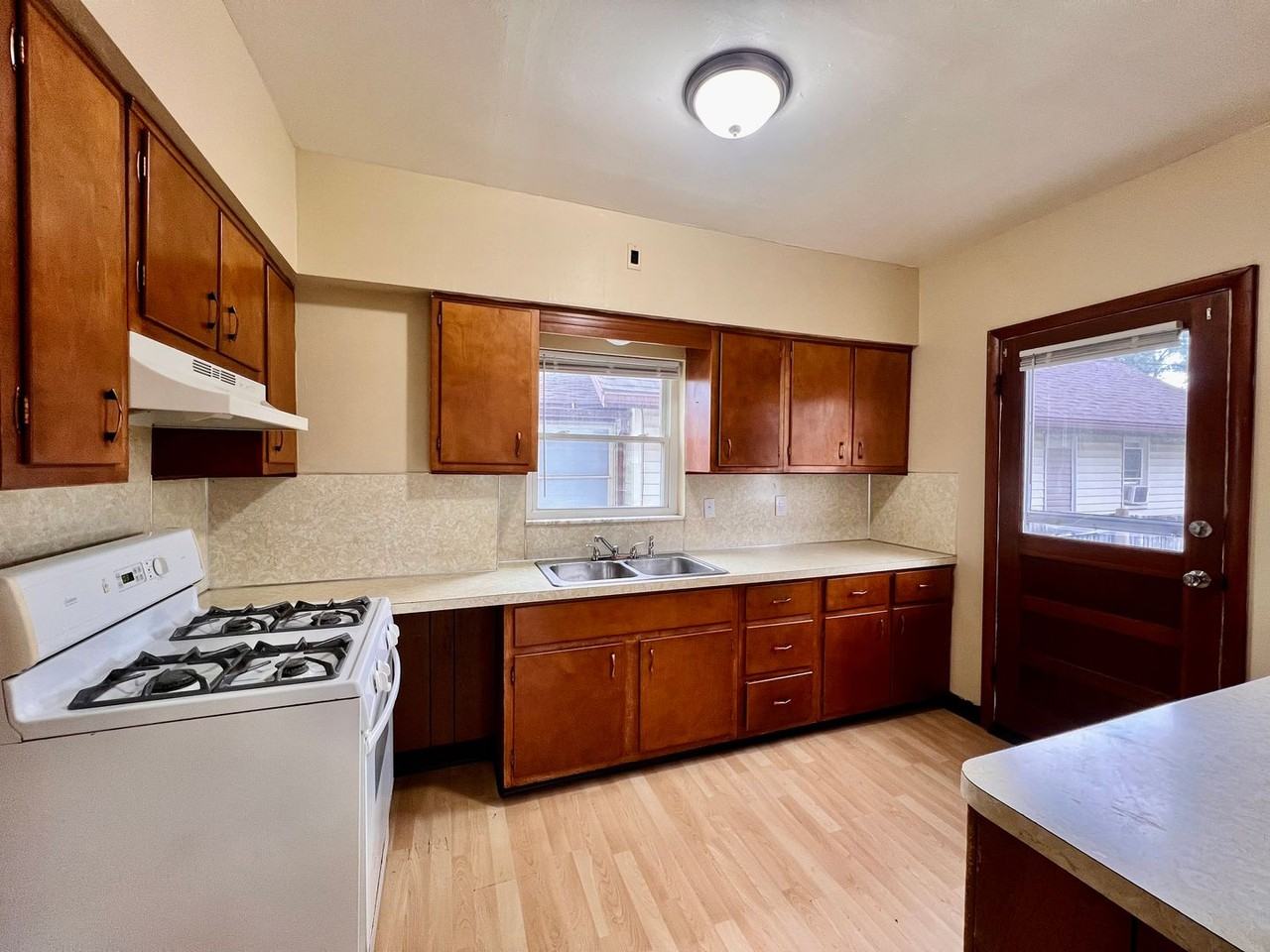 1233 Halstead St - Photo 7 of 12