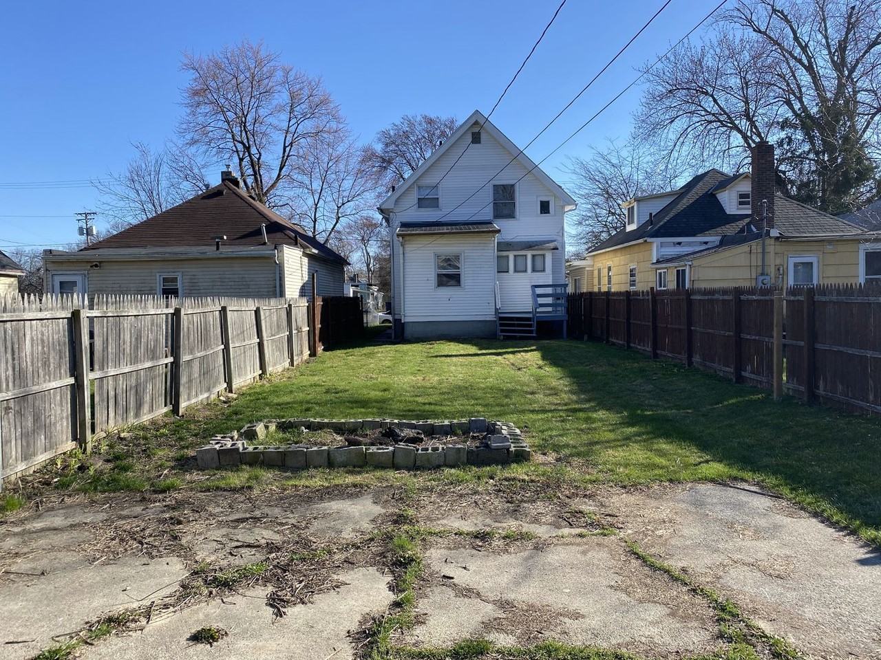 1110 Harding Dr - Photo 2 of 2