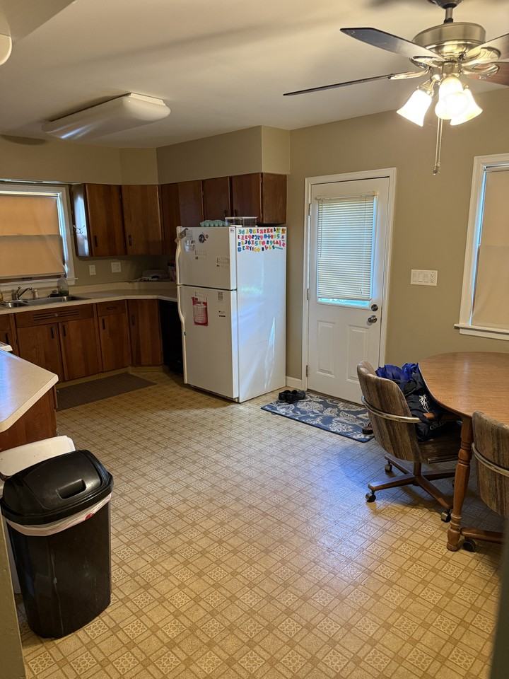 840 Goethe St #1 - Photo 2 of 3