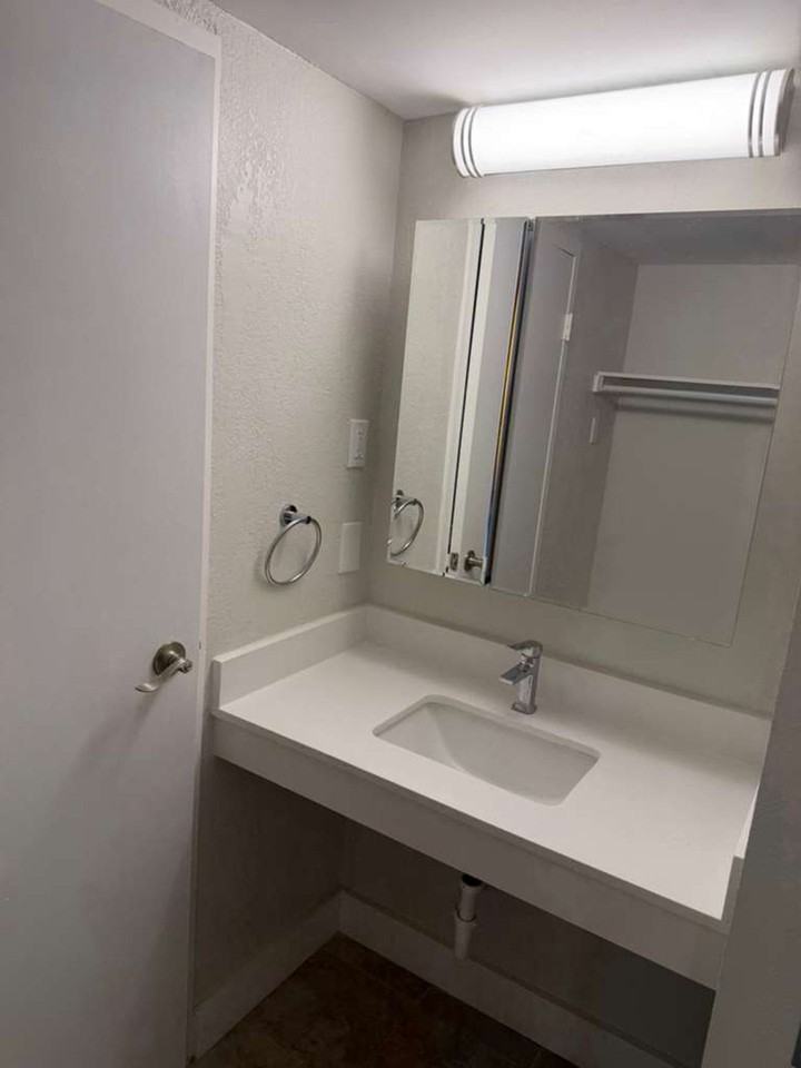 Harbor Court Apartments - Photo 6 of 6
