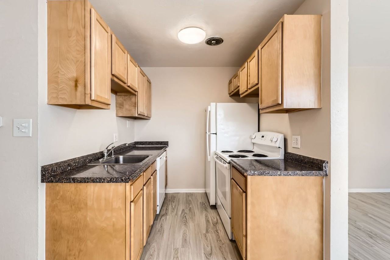 1415 Yosemite Plainsman Apartments (1 and 2 Bedroom Units) - Photo 4 of 22
