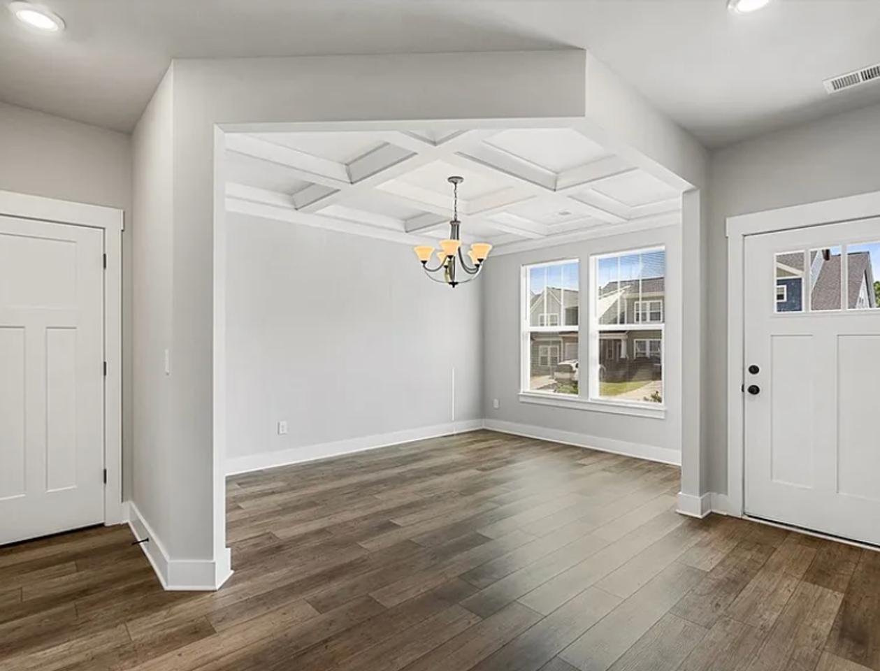 208 Rosecroft Dr - Photo 3 of 20