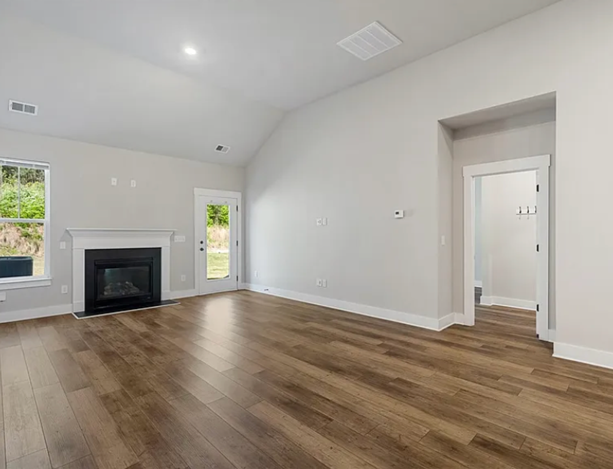 208 Rosecroft Dr - Photo 5 of 20