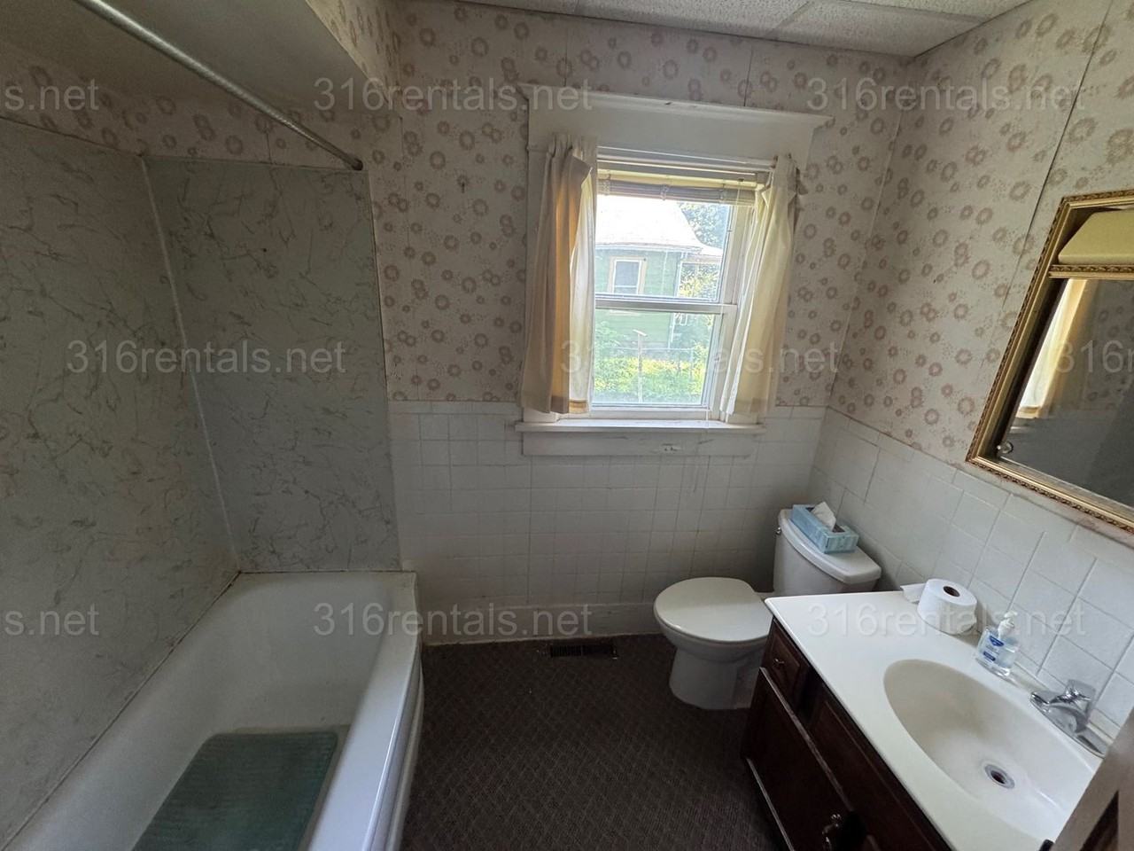 301 Old Main St - Photo 4 of 8