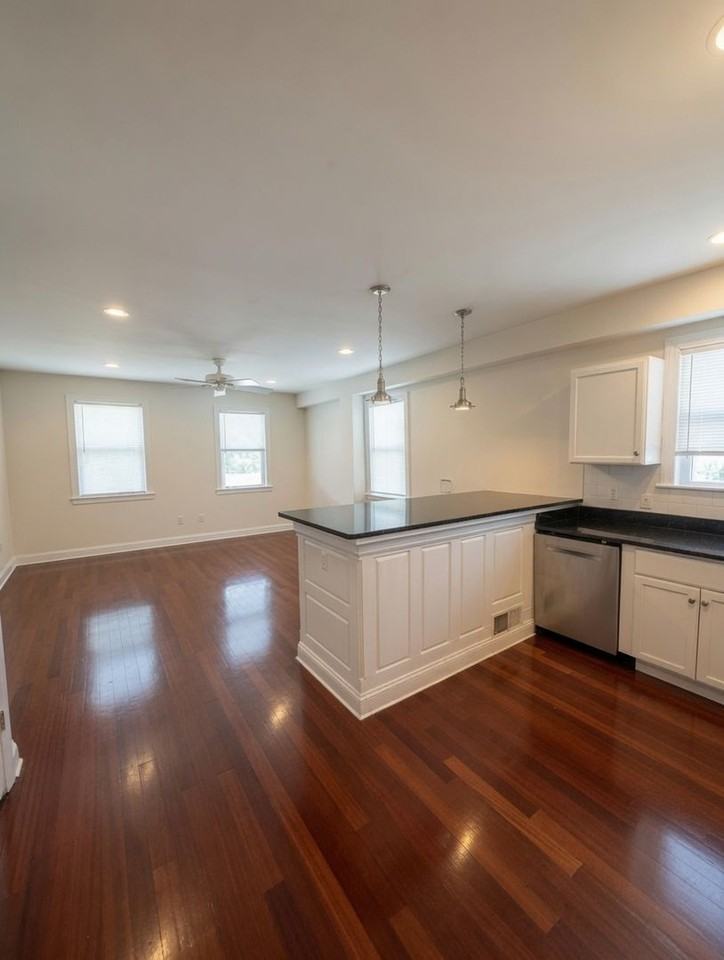 20 Duval St - Photo 2 of 12