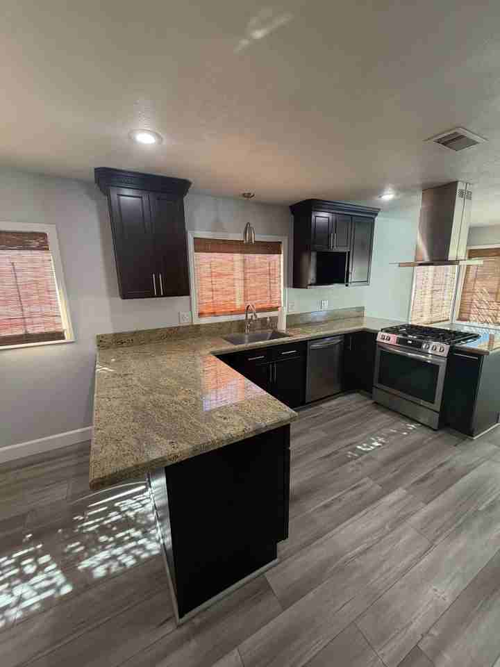 1118 Zircon St - Photo 5 of 32