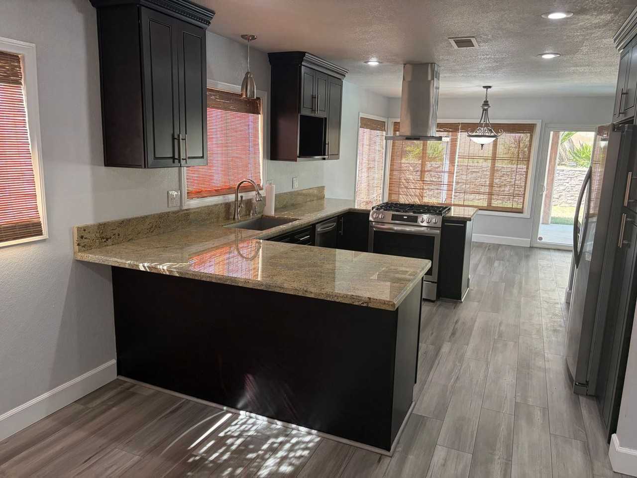 1118 Zircon St - Photo 6 of 32