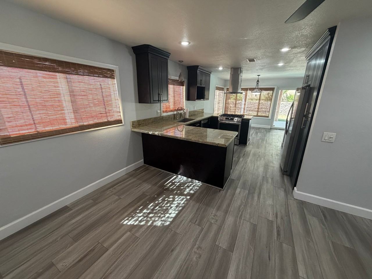 1118 Zircon St - Photo 7 of 32