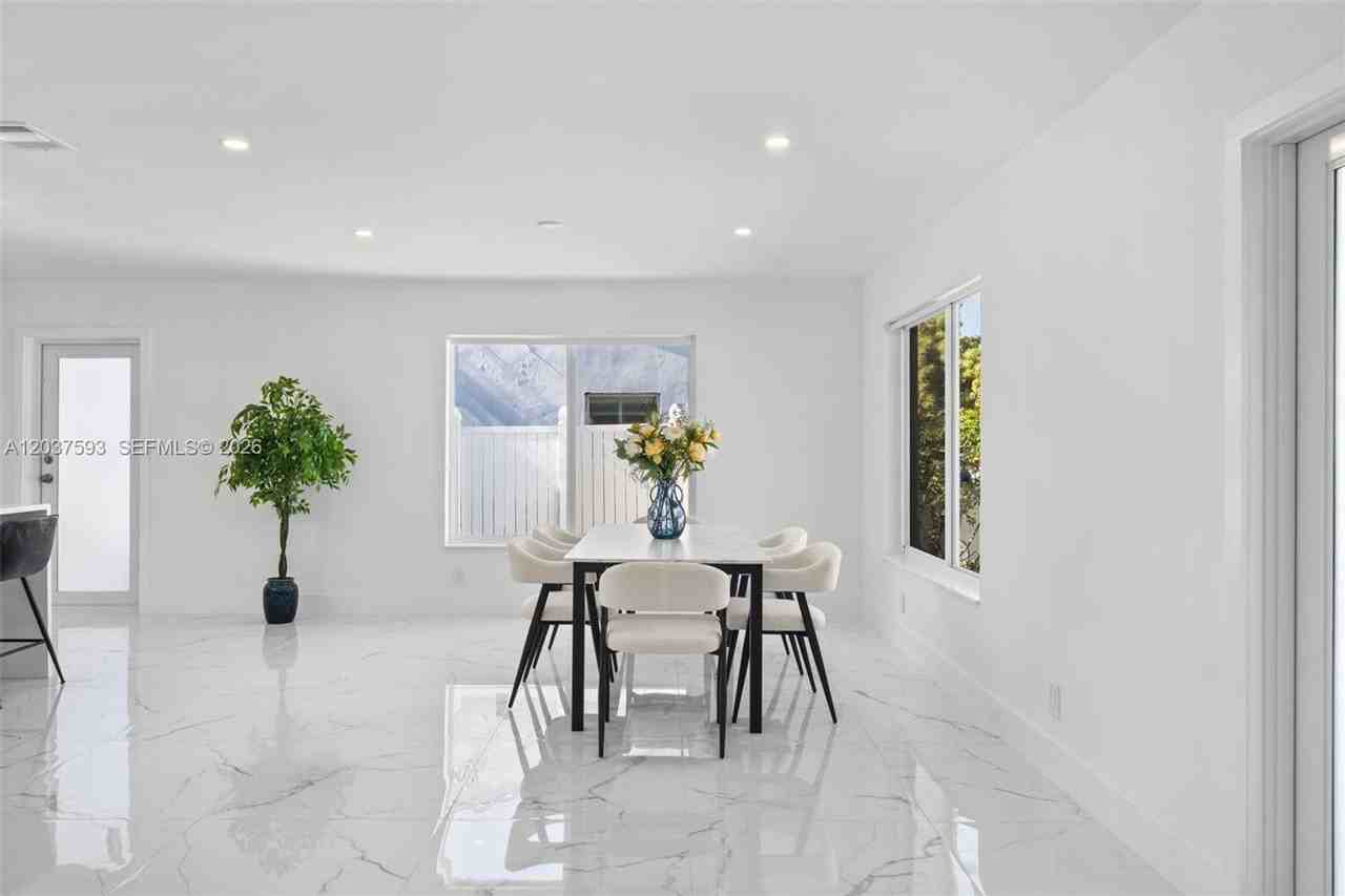 253 Sw 4th St - Photo 2 of 22
