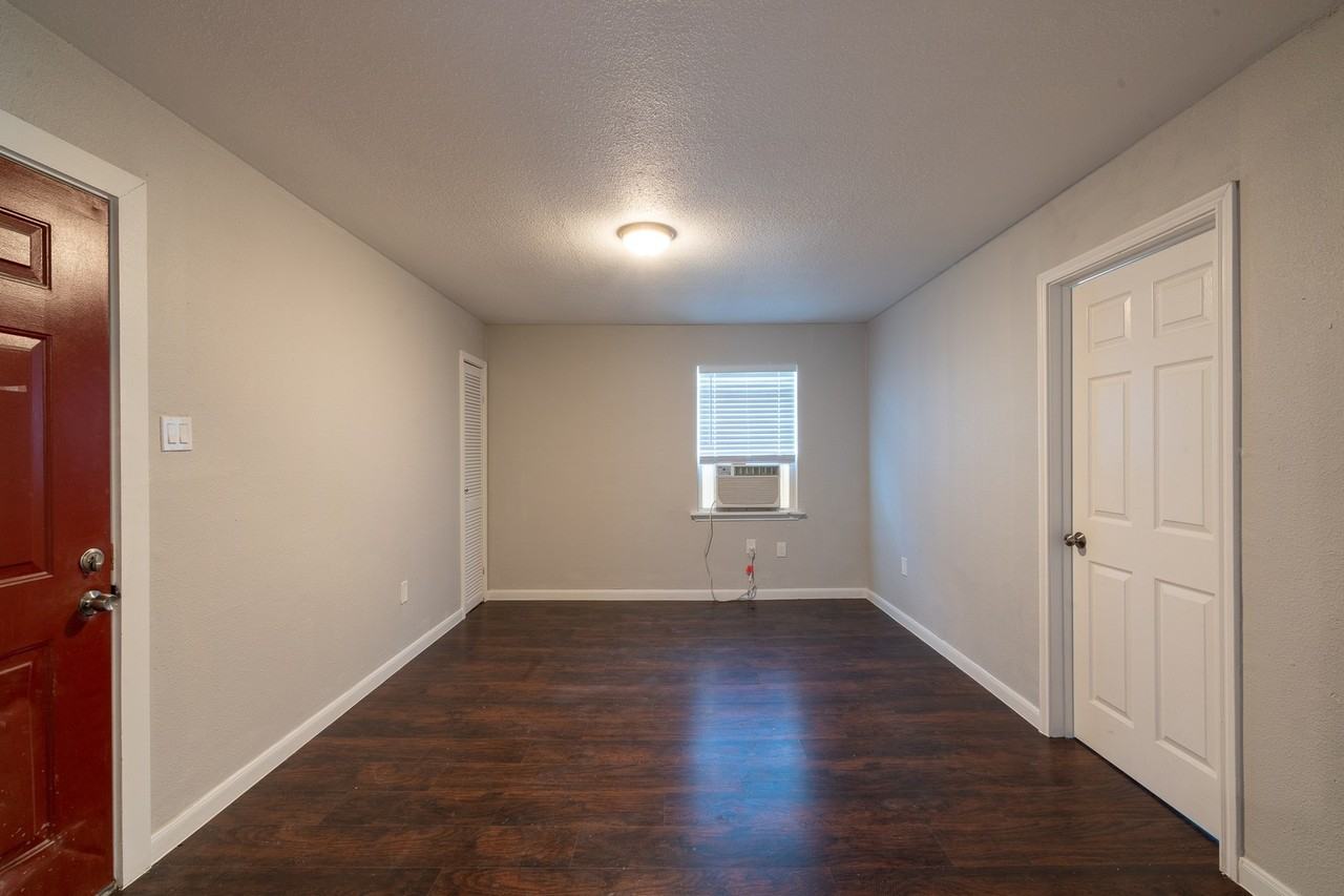 2505 Delano St #2 - Photo 3 of 11