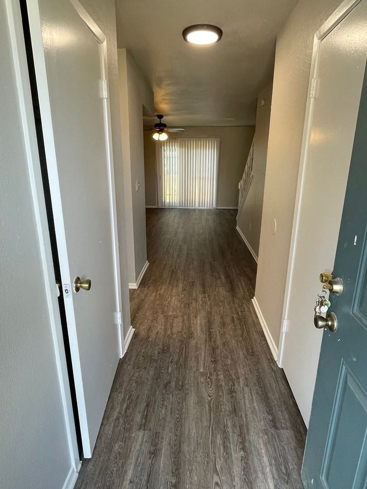 802 W Collins St - Photo 2 of 17