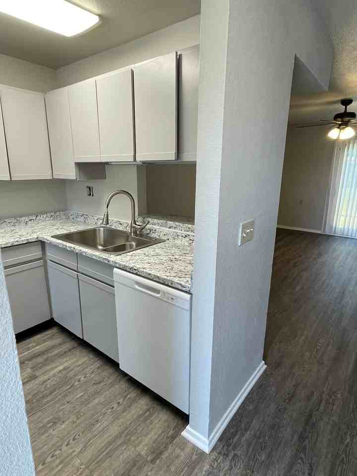 802 W Collins St - Photo 3 of 17