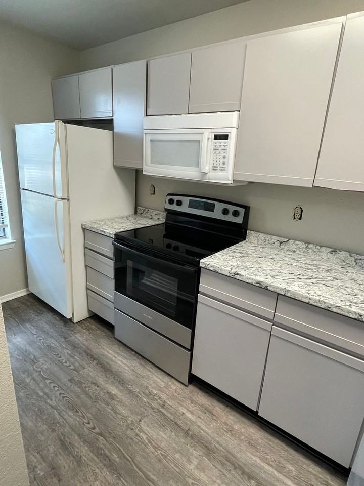 802 W Collins St - Photo 4 of 17