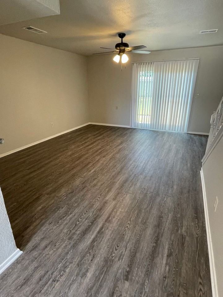 802 W Collins St - Photo 5 of 17