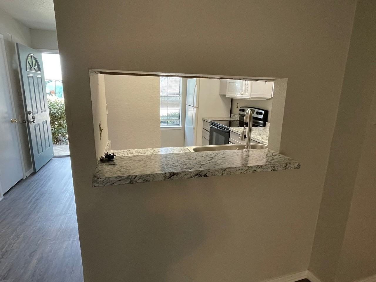 802 W Collins St - Photo 7 of 17