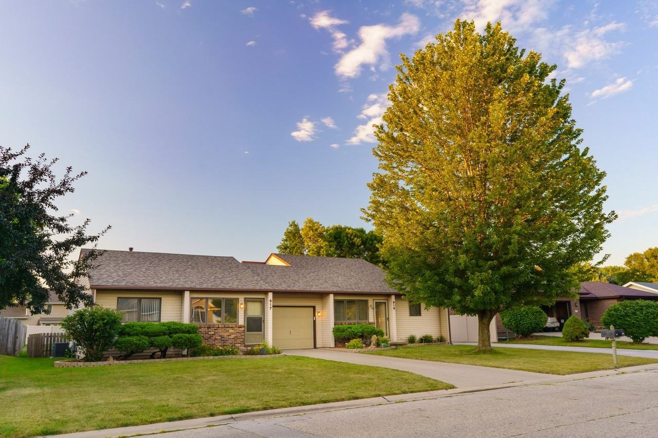 617 Onyx St