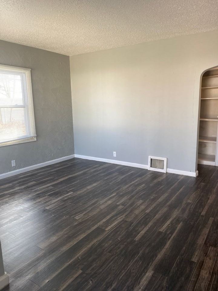 633 Hope Ave - Photo 2 of 8
