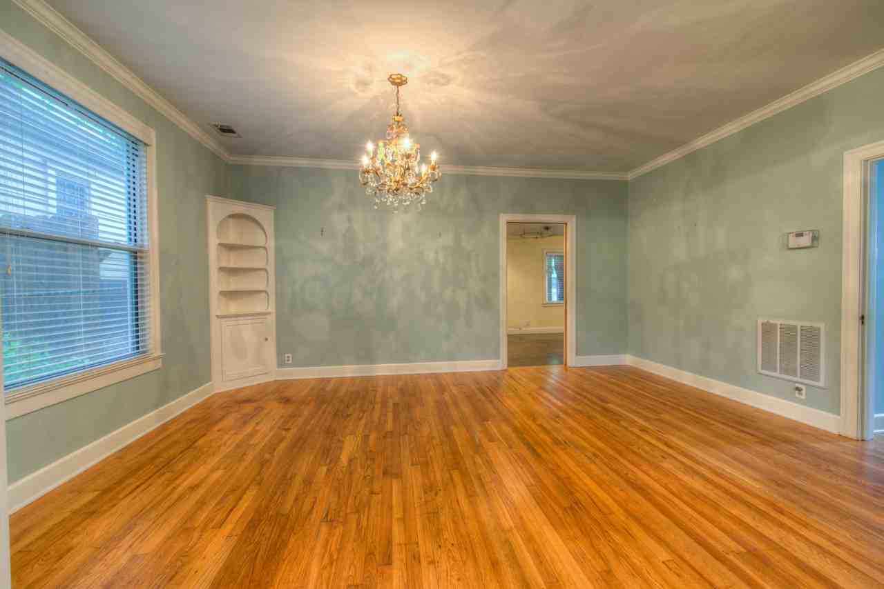 720 Sparks Ave - Photo 4 of 32