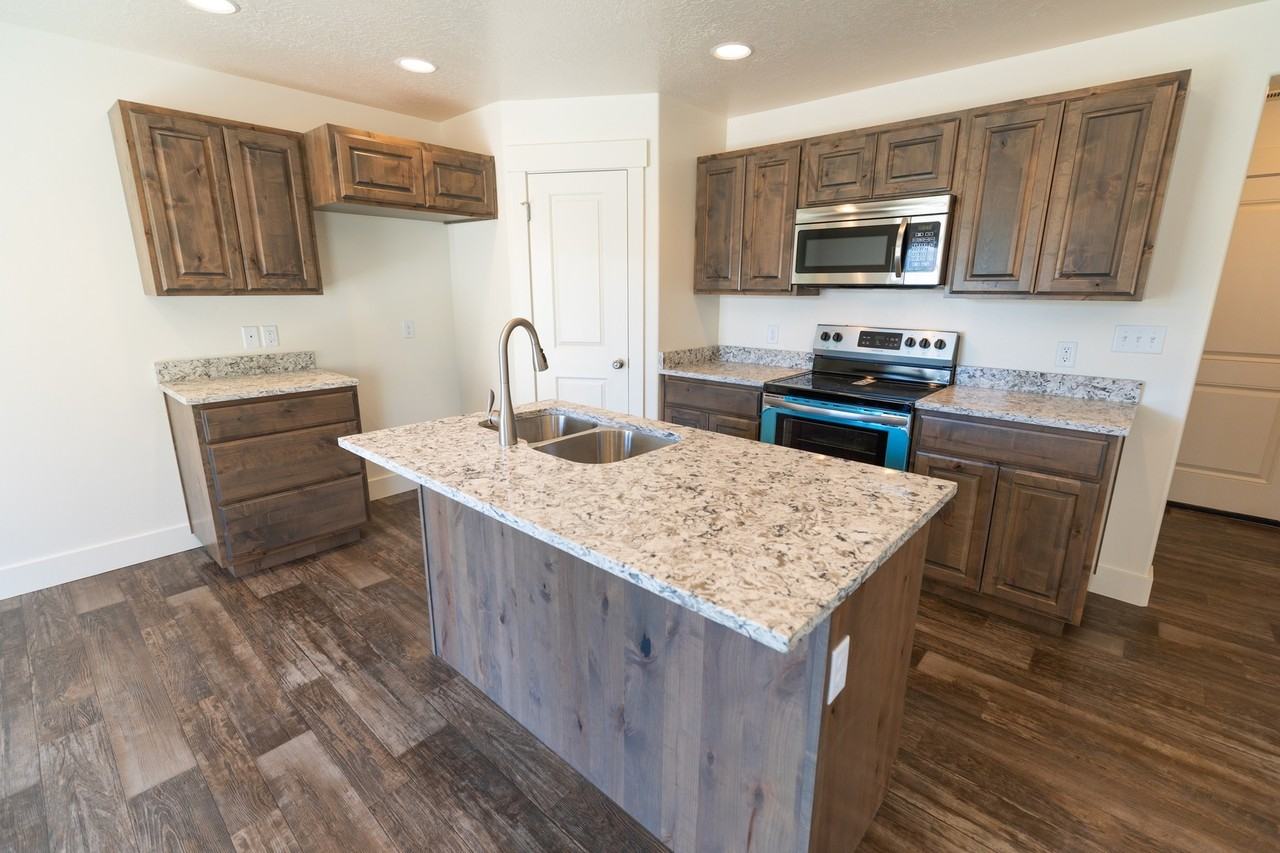 577 S 340 W - Photo 4 of 13
