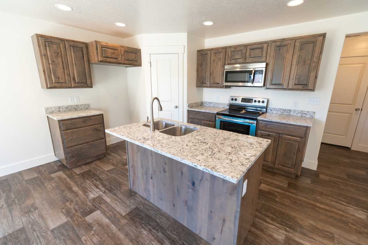 577 S 340 W - Photo 6 of 13