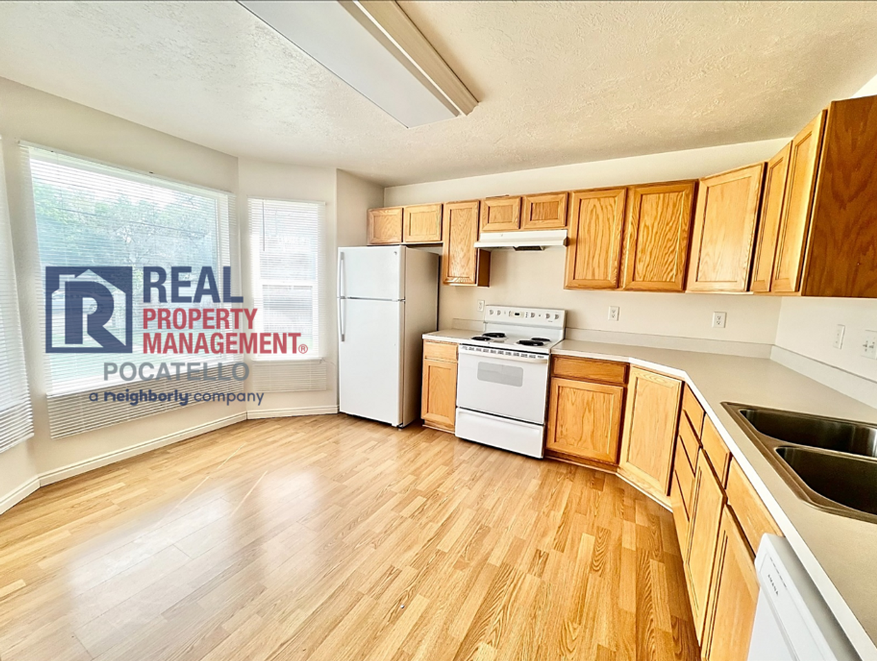 641 W Lewis St - Photo 3 of 25