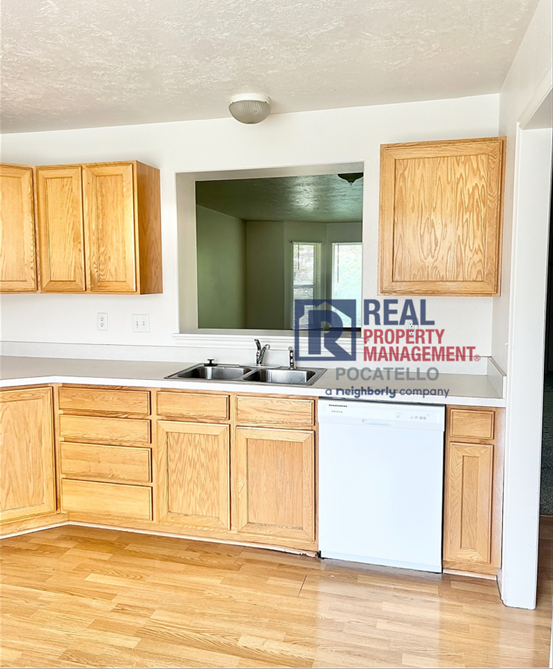 641 W Lewis St - Photo 5 of 25