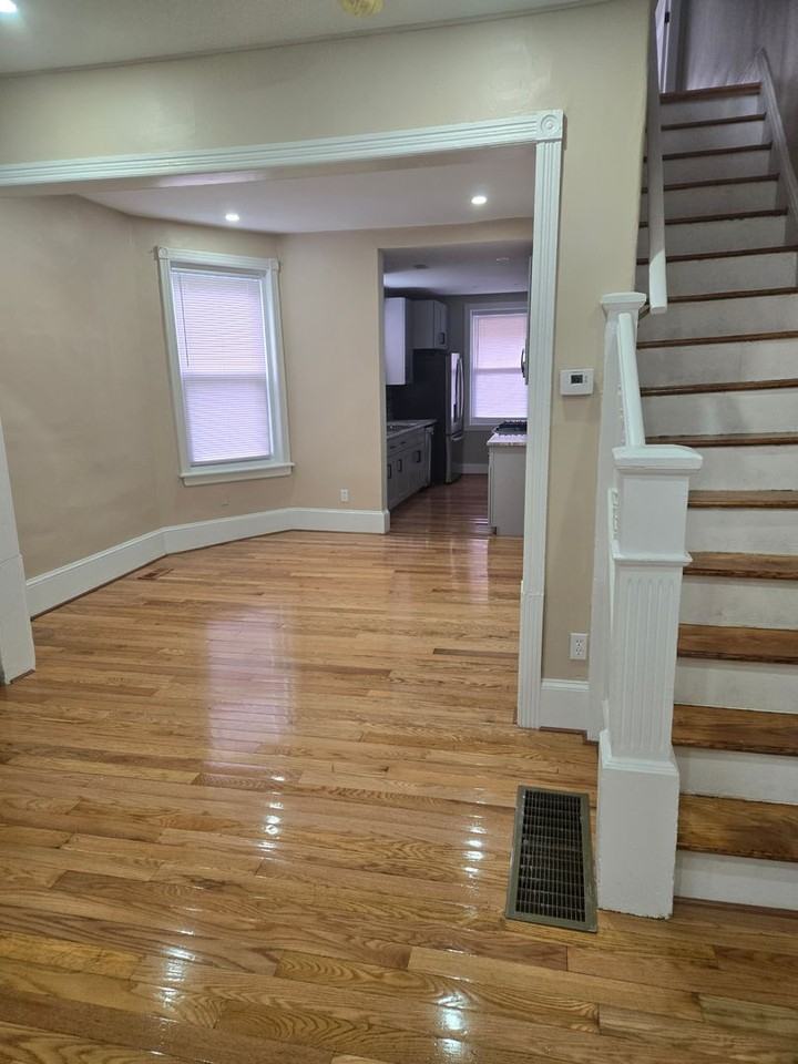 463 W Earlham Ter - Photo 5 of 38