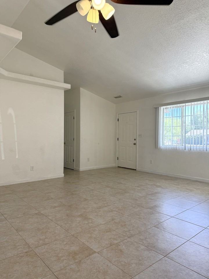 6128 N Viewpoint Dr - Photo 2 of 15