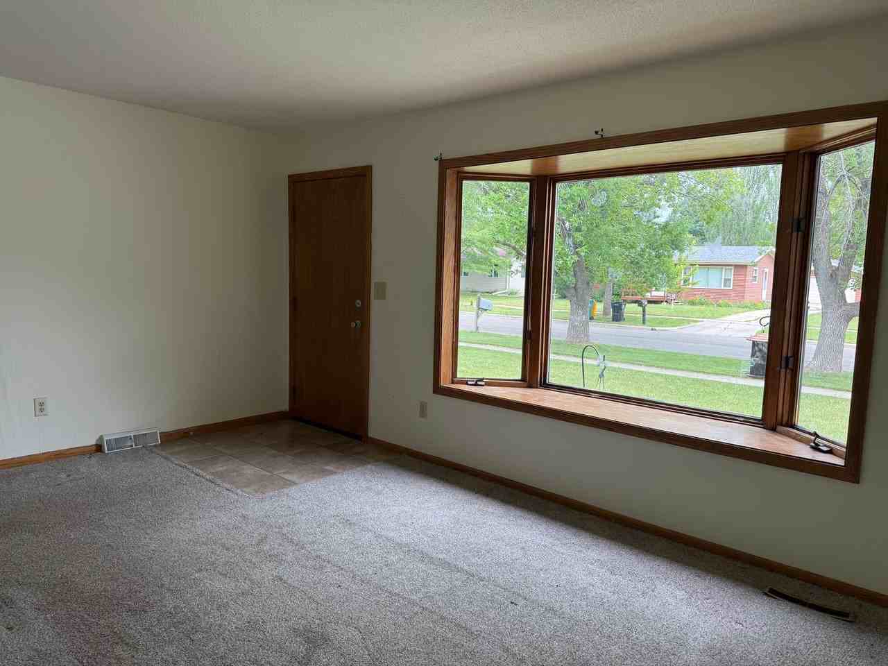 613 3rd Ave E - Photo 4 of 23