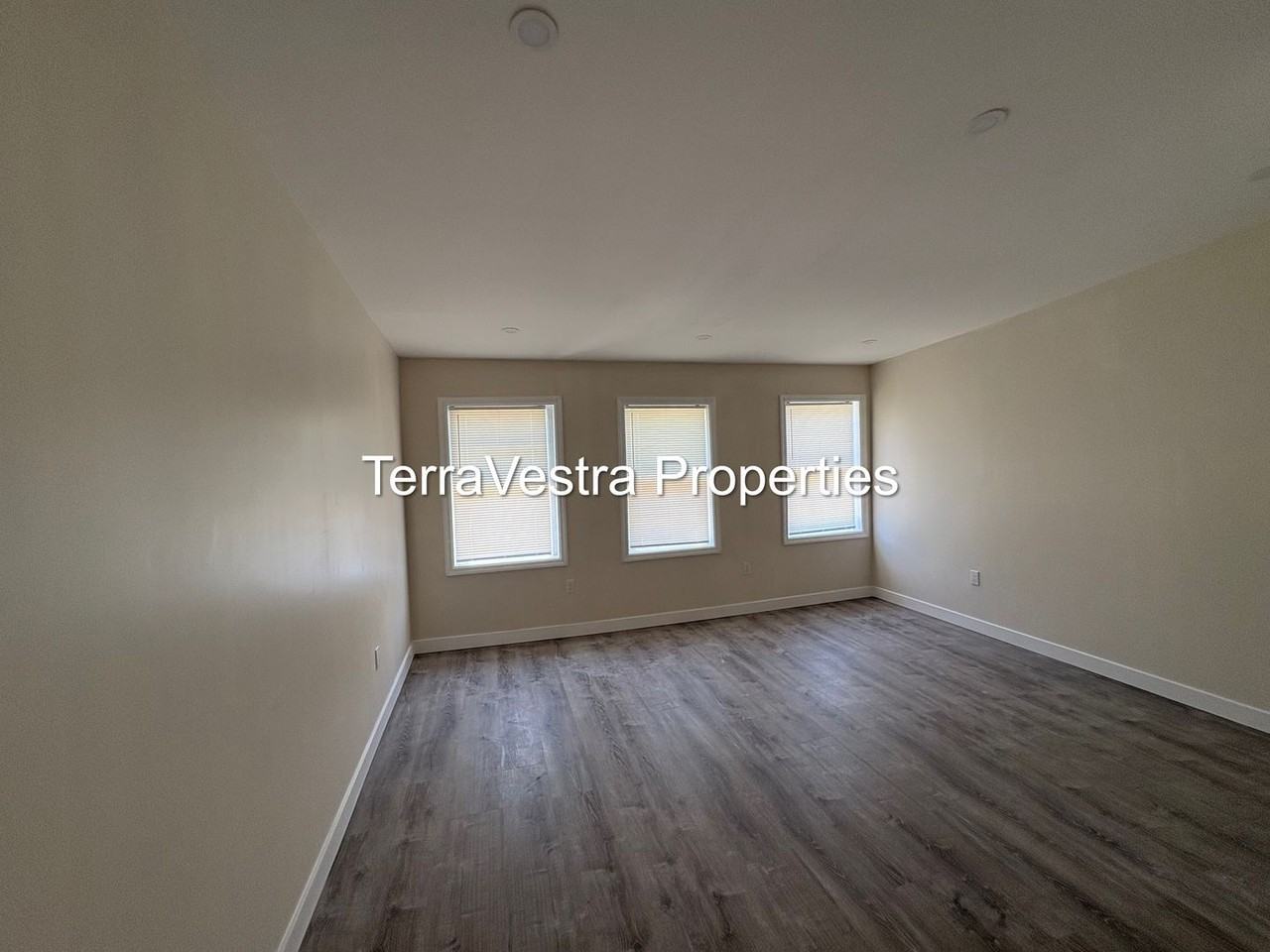 216 E Broadway - Photo 6 of 15
