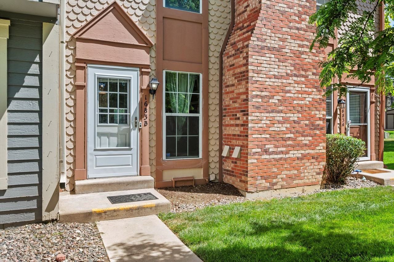 1683 S Blackhawk Way - Photo 3 of 18