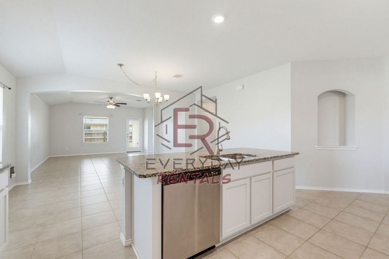 2028 Mallard Ct - Photo 3 of 15