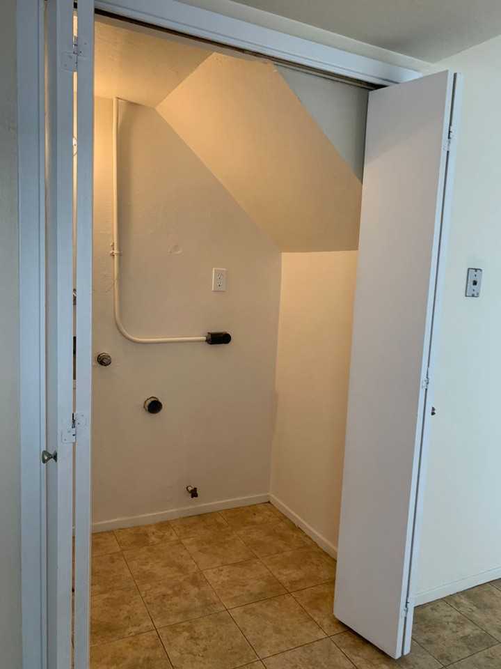 517 Vermont St NE - Photo 4 of 22