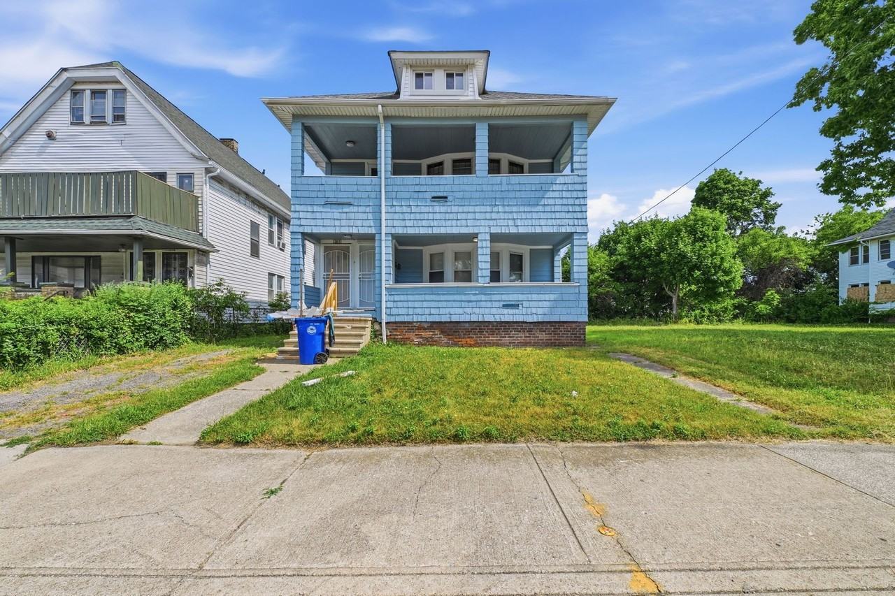 11611 Fairport Avenue - Photo 2 of 37