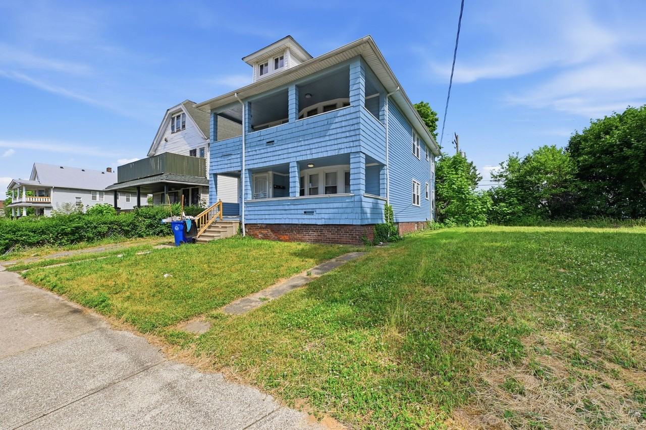 11611 Fairport Avenue - Photo 3 of 37