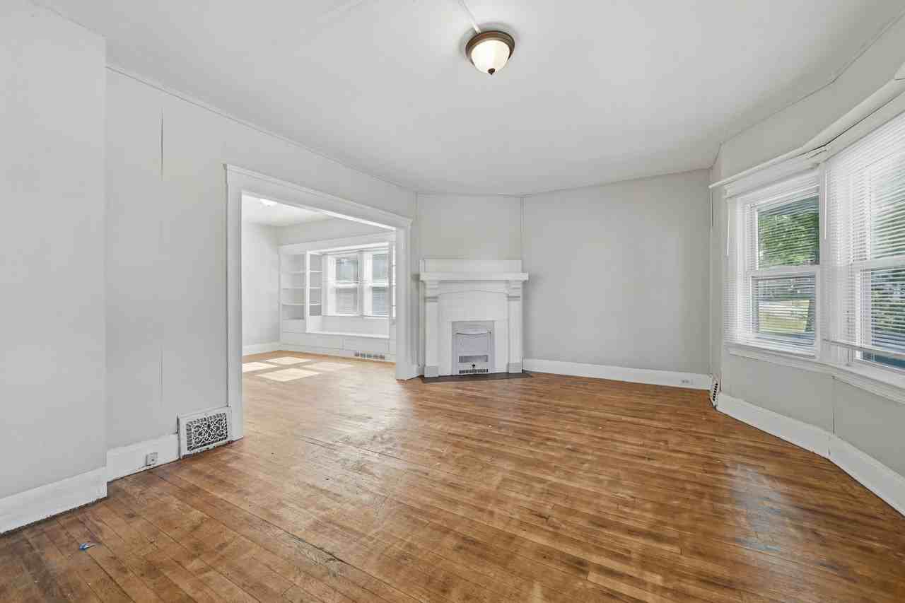 11611 Fairport Avenue - Photo 4 of 37