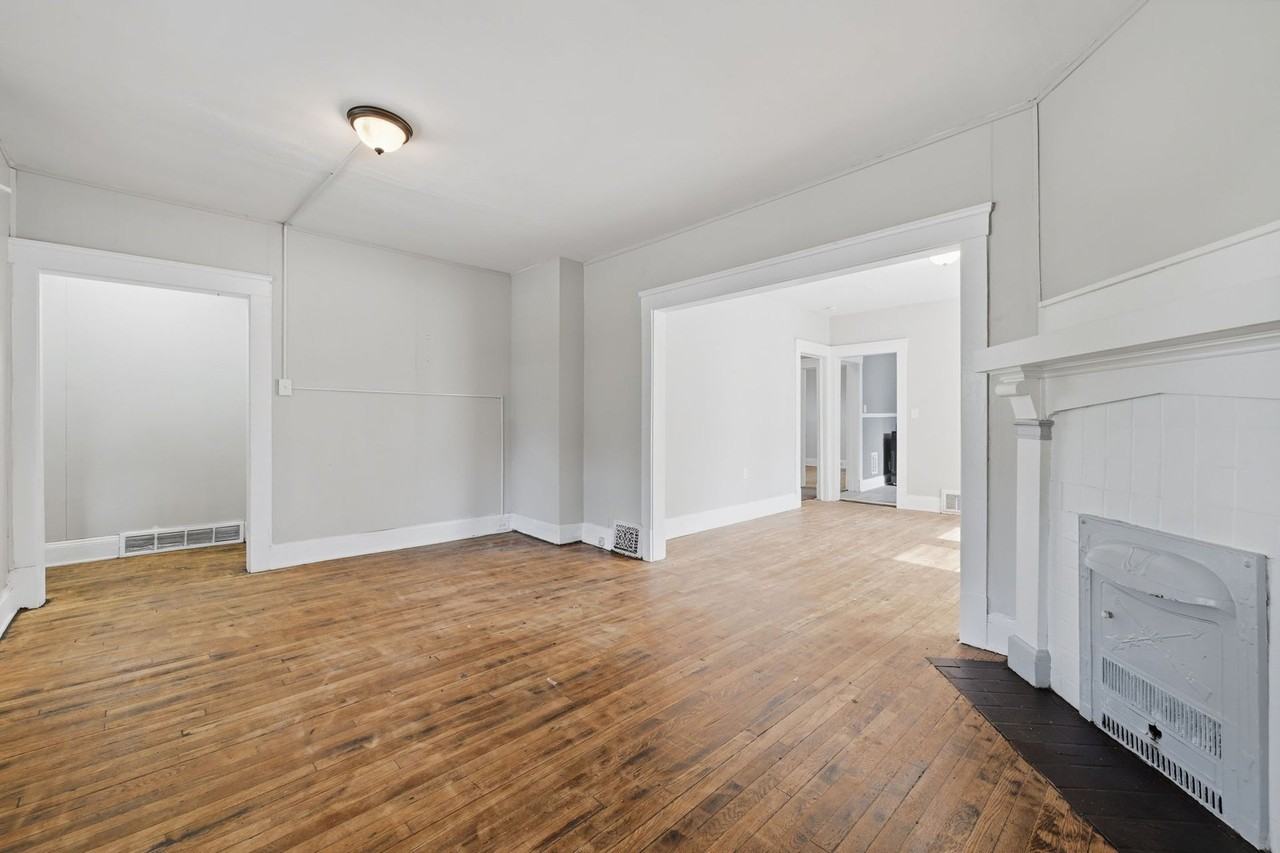 11611 Fairport Avenue - Photo 5 of 37