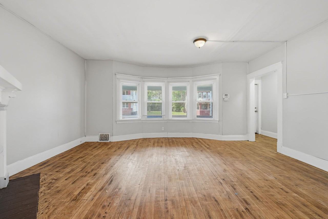 11611 Fairport Avenue - Photo 6 of 37
