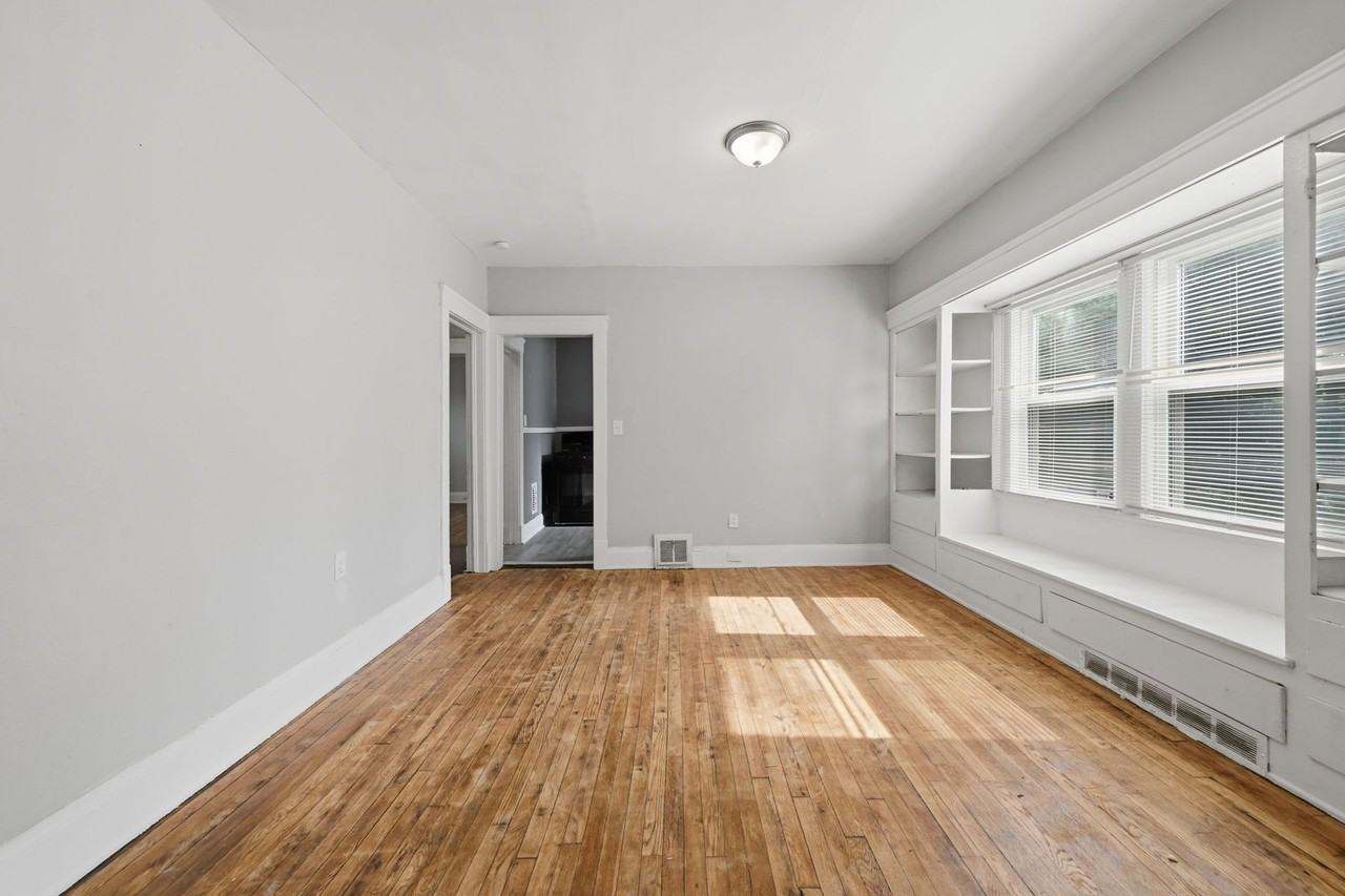 11611 Fairport Avenue - Photo 7 of 37