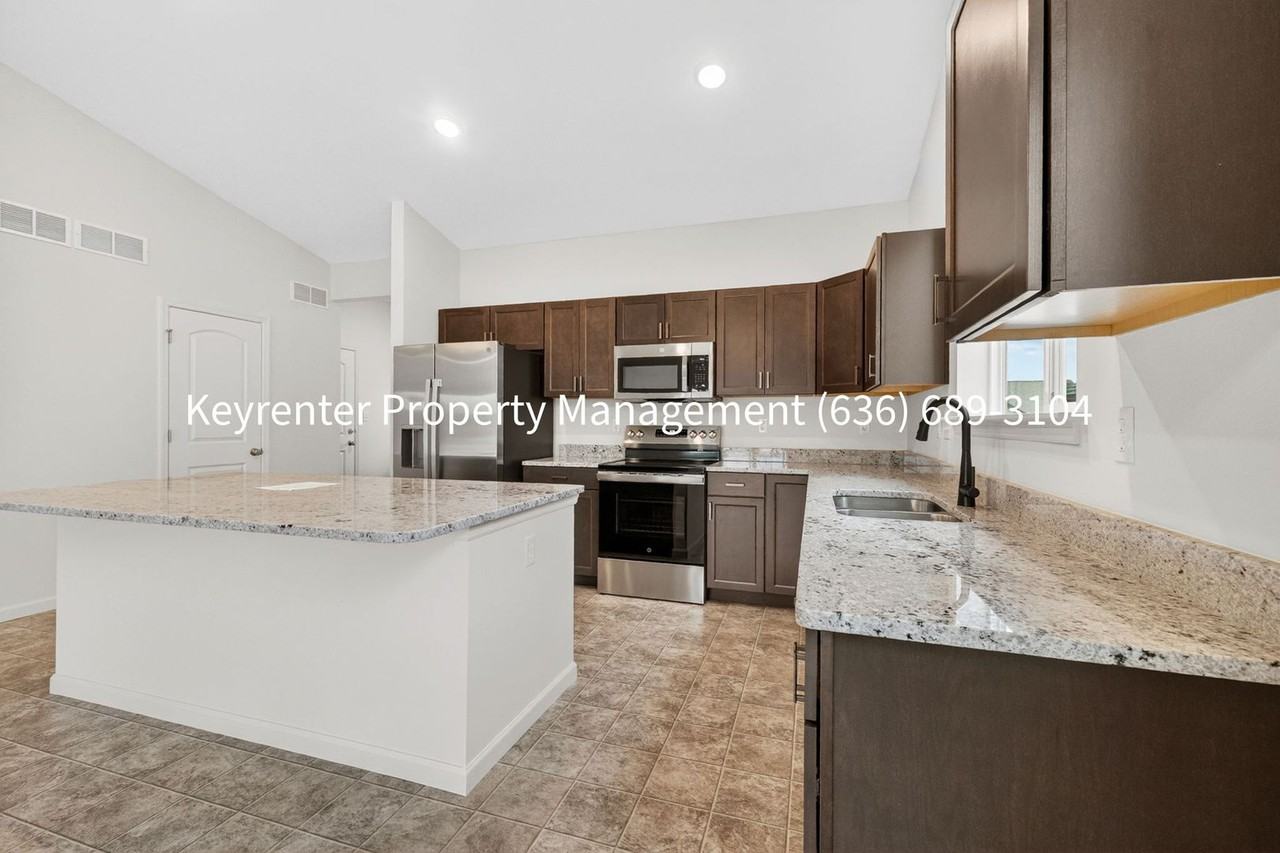 825 Cedarwood Dr - Photo 3 of 30