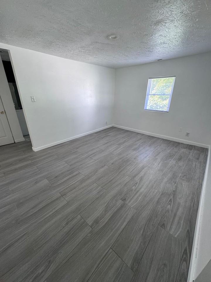 1841 King Ave - Photo 2 of 10