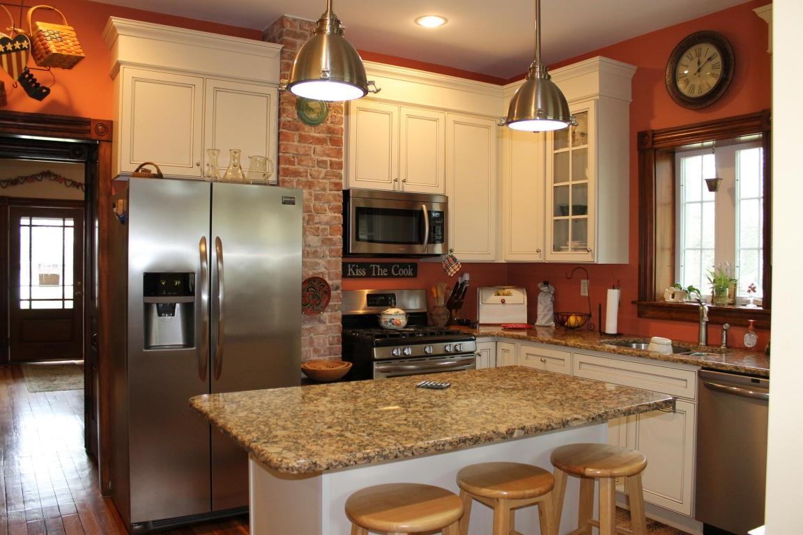 404 Summit Ave - Photo 3 of 17