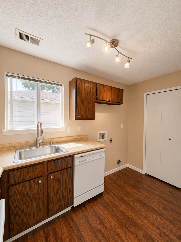 1429 10th St - Photo 4 of 11