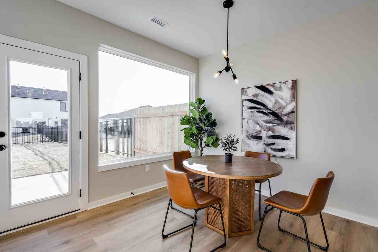 208 N Gowen St - Photo 4 of 14